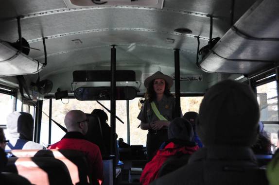 Guarda-parque recebe nosso ônibus no Denali National Park, no Alaska
